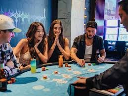 Pengguna membaca syarat promosi mobile